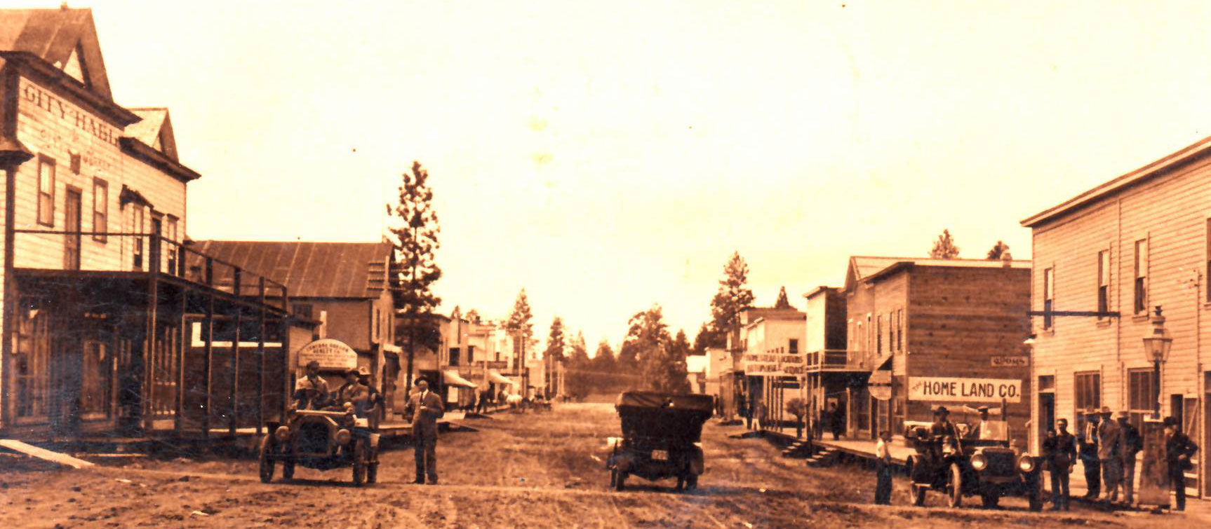 Wall Street in Bend in 1910, unpaved.
